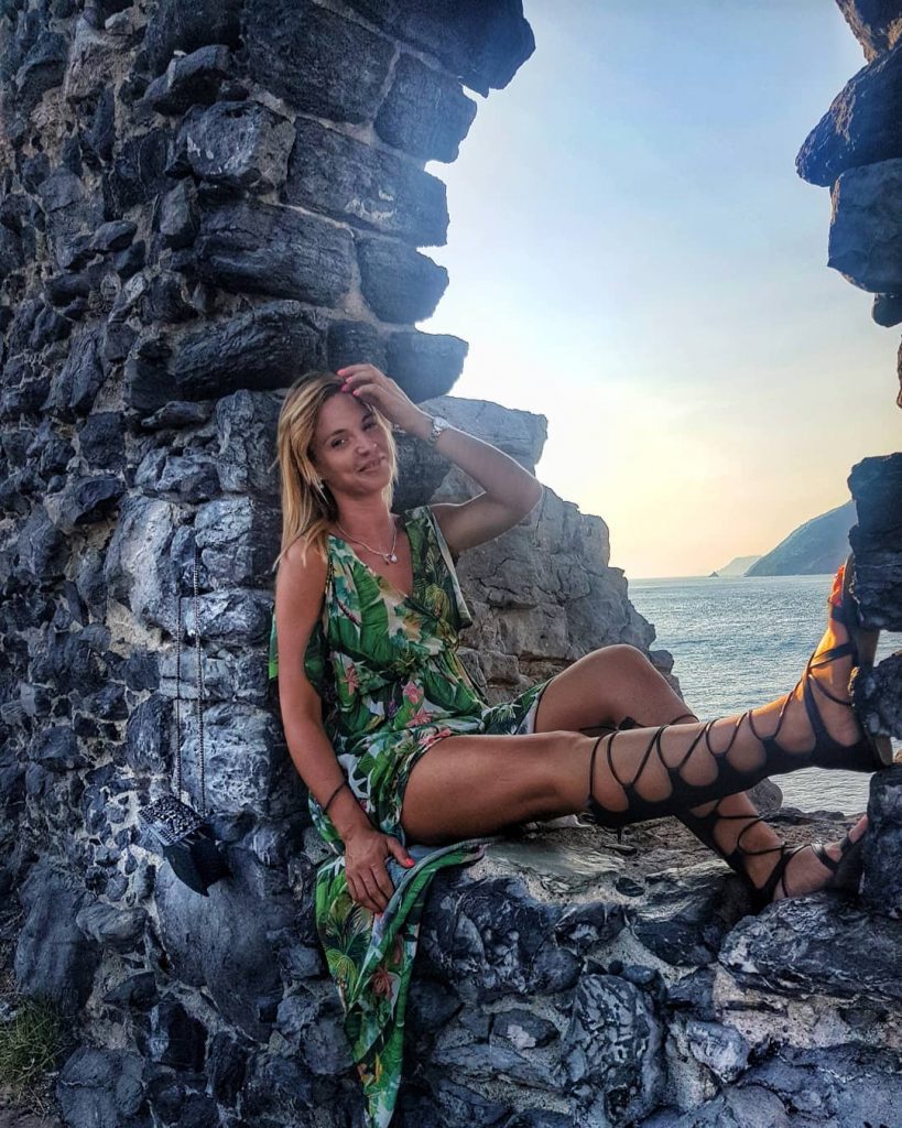 Hola #portovenere #liguria #summer #trip #travel #travel_to_be #bnesimppl #travelwoman #everytraveler #womentravel #ootdgals #blondesandcookies #instatravel…