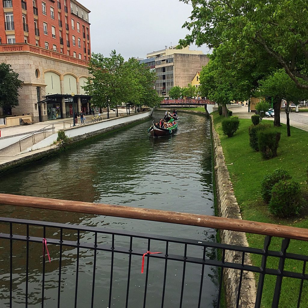 ???????? Aveiro é atravessada por uma rede de canais por onde passeiam barcos moliceiros.&hellip;