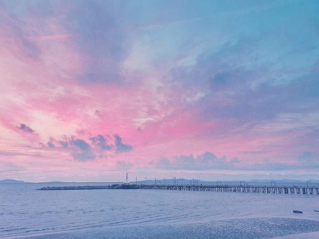 從溫哥華要到西雅圖，最後一個經過的小鎮叫做「白石鎮」。 . 因為早年冰河時期留下一顆白色的大石頭因此得名，小鎮裡也沒有太多觀光勝地，若從溫哥華計畫一日遊，這裡會是一個非常悠閒的選擇，但最好是選好天氣，才能見到白石的美。 . 我們一路沿著岸邊漫步，走著走著時間就在悠閒慵懶的氣氛下溜走了，不知不覺就在海邊走了2小時，輕鬆愜意。 . 如果來到這裡，真的可以來吃一家叫做「白石小館」正宗的四川菜，與許多川菜館的純辣有點不同，他們把四川菜的麻，毫無保留的呈現的菜肴上，讓我們真的一口又一口的停不下來，讚不絕口。 . From Vancouver to Seattle, must pass&hellip;
