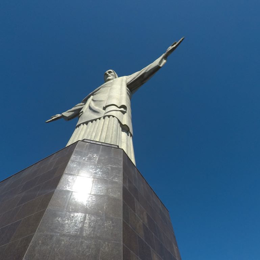 Cristo Redentore. L’arrivo alle spalle ne tradisce un po’ l’effetto sorpresa, ma già da…