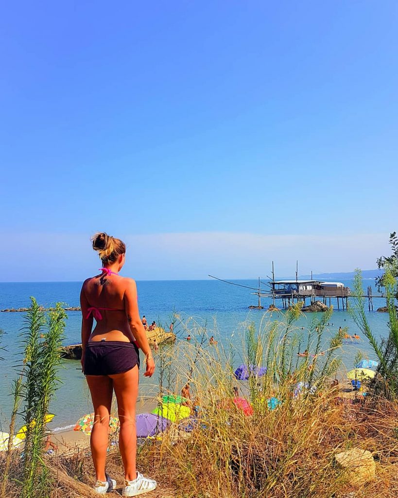 « …Quella catena di promontori e di golfi lunati dava l’immagine d’un proseguimento di offerte,&hellip;