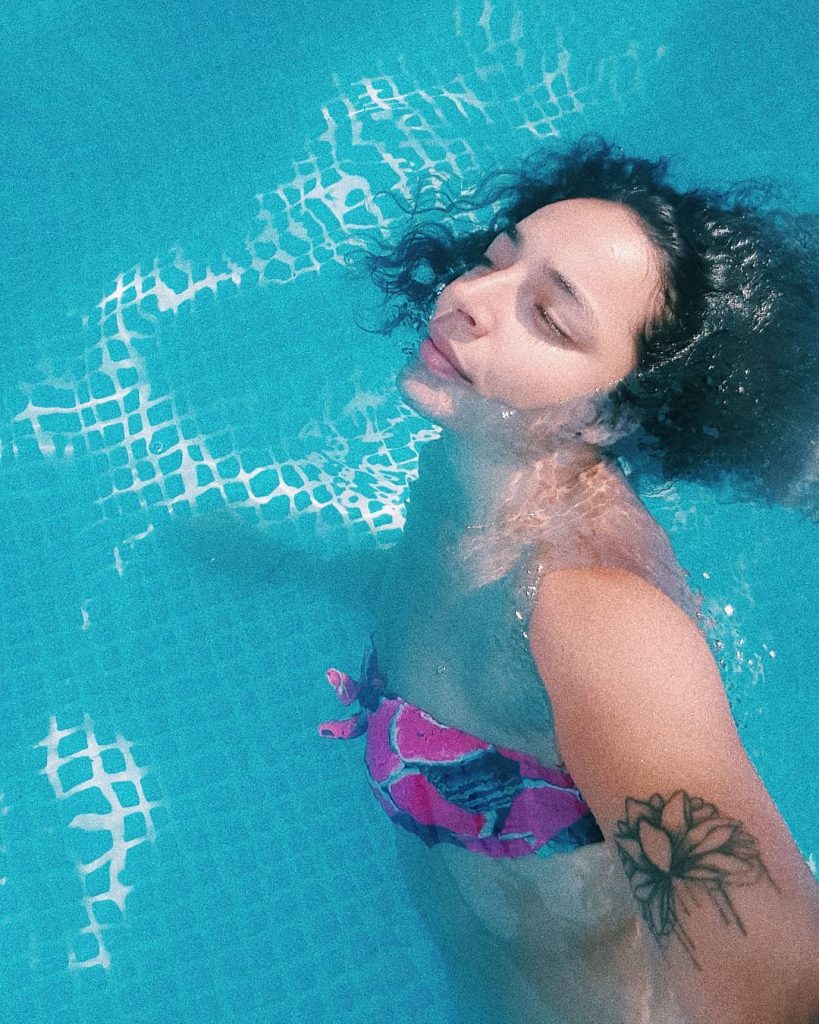 Dans un océan de bullshit. . . . . #streetlife #girlaroundworld #paris #travelinladies #thegypsymovement&hellip;