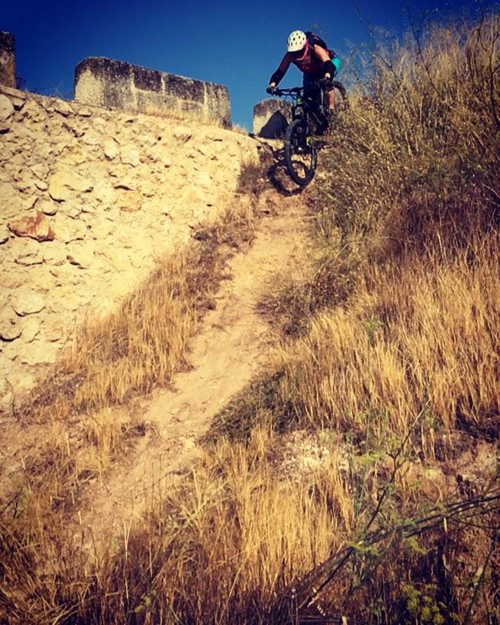 Una chica y dos perros, los tres muy endureros A girl and two dogs,&hellip;