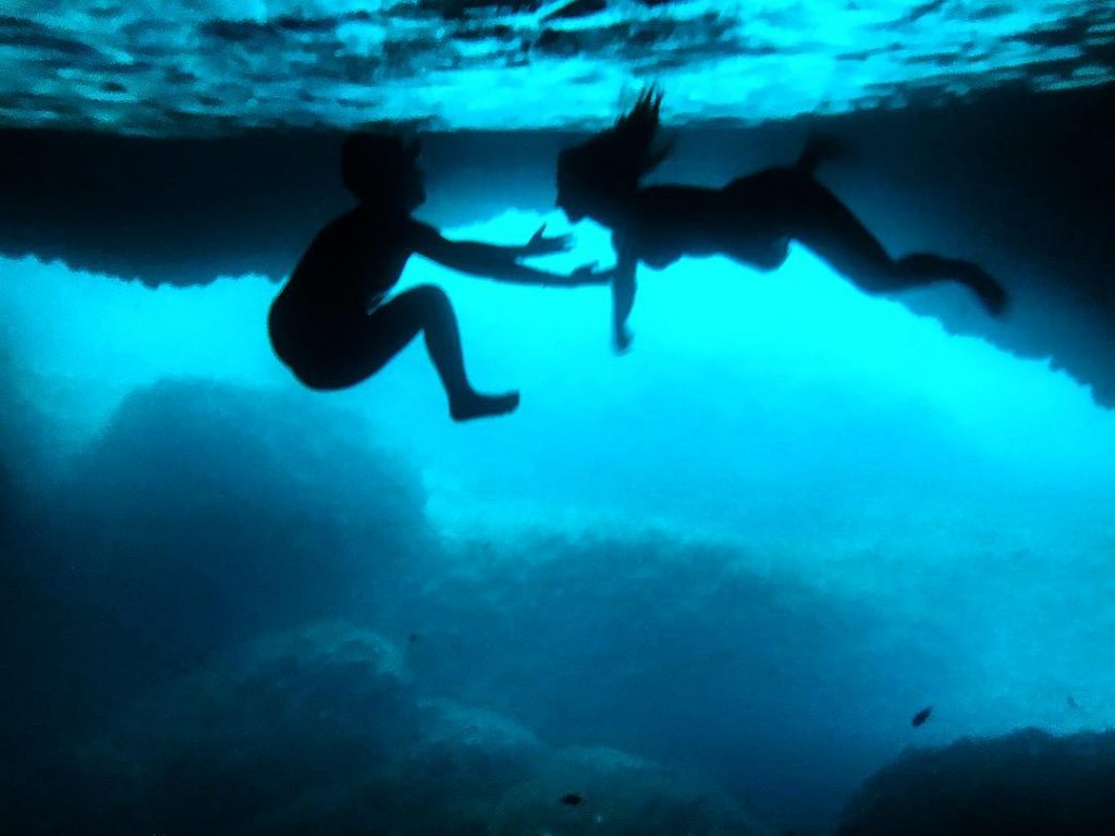 Gli abbracci sono un posto perfetto in cui abitare. •Grotta Verde, Andrano (Puglia). •&hellip;