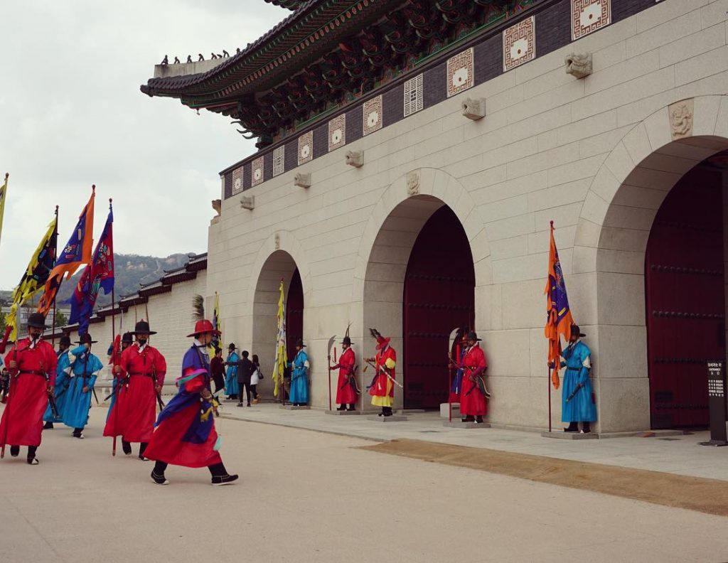 Change of guard at Gyeongbokgung Palace. . . . . . . . #seloul&hellip;