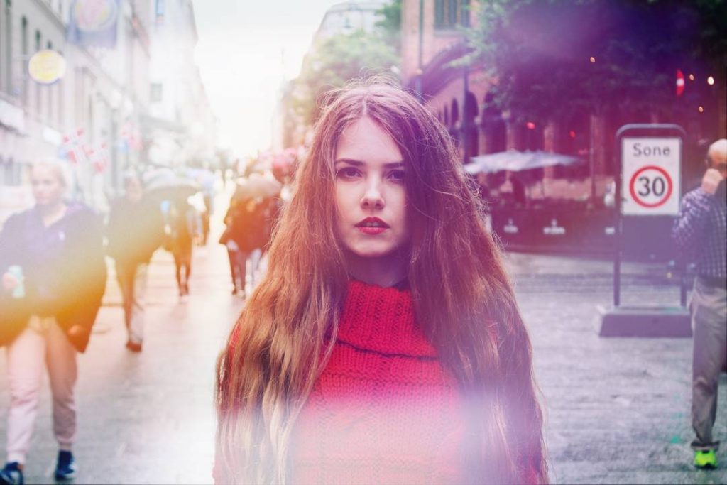 Big city life ???? #redsweater #autumnfashion #travelgram #oslocity #bnesimppl #theperfectphoto #makeupby@julija__st #photoby@