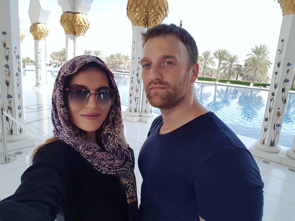 Day in Abu Dhabi throw #vacationvibes #backpakerlife #travelrepost #travelpost #travelblogger #shetravels #travelinggirl #travelcommunity #voyager…