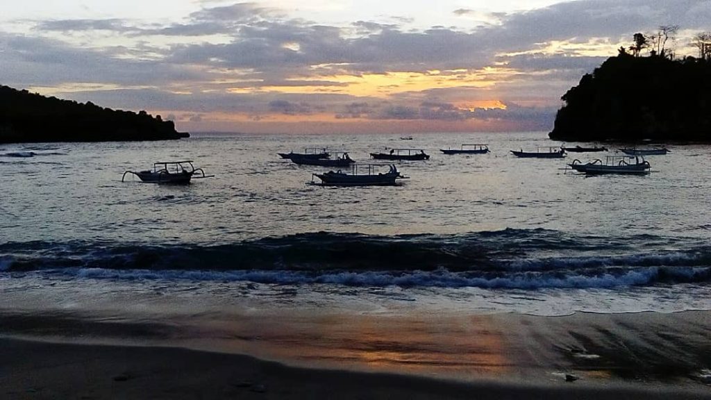 “senja” . #travel #traveller #traveling #photooftheday #travelinglady #letsgoeverywhere #backpacker #backpackers #travelgirl #traveladdict #girlswhotravel #darlingescapes…