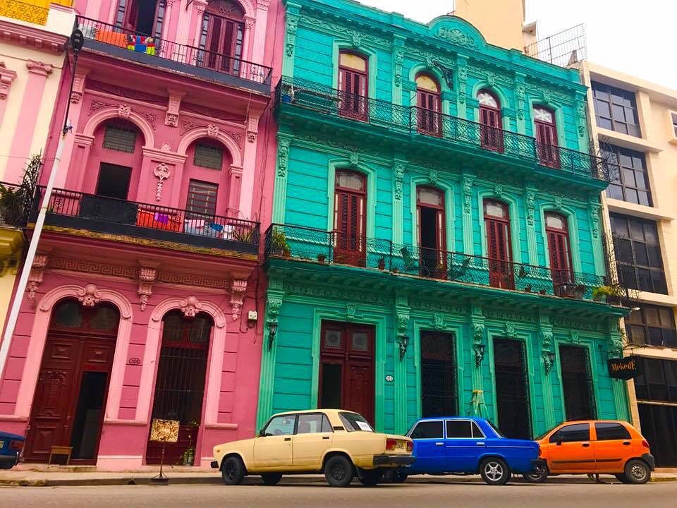 It’s #nofilter color . 日本じゃ有り得ないカラフルな街並み。人も陽気で楽しい街だったなあ。 . . #cuba #havana #city #colorado #car #vacation #vacances…