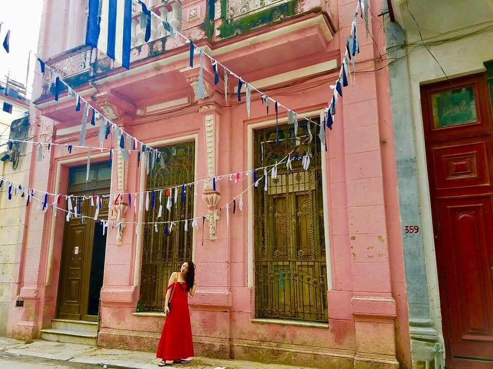 どの道を歩いても、カラフルで楽しい。 . . #cuba #havana #city #color #colorful #vacation #reddress #ootd #bnesimppl #streetstyle #streetstyle_daily&hellip;