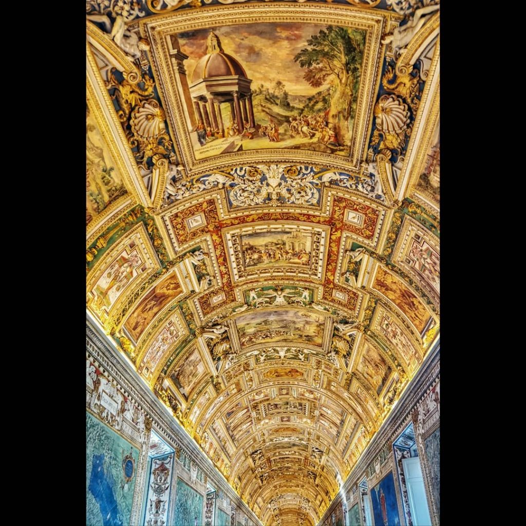Walk through well preserved Italian #hallofmaps #vaticanmuseum #vatican #rome #italy #travelanddestinations #bestcitybreaks #oneplus #shotononeplus&hellip;