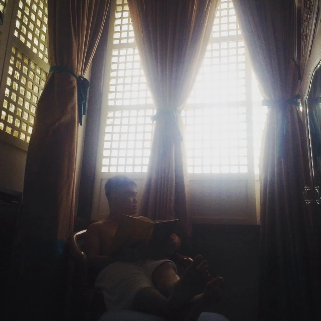 33degrees. #summerfeels #oldhouse #oldhousecharm #batangasph #batangas #batangaspic #mansion #windows #capizshell #capizwindow #light #naturallight #naturallighting&hellip;