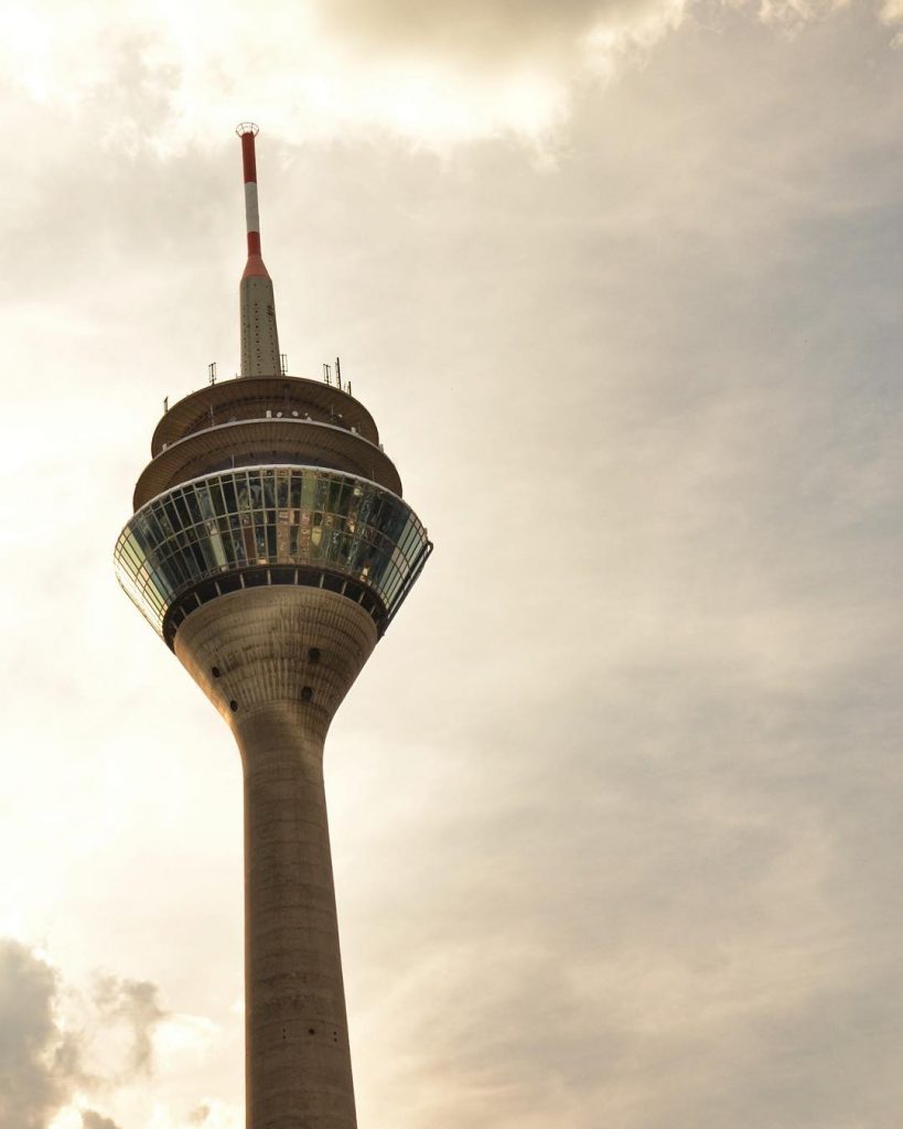 The Rheinturm in Düsseldorf on a May evening. #düsseldorf #rheinturmdüsseldorf #dusseldorf_de #livelovedüsseldorf #lifeofgermany #travel_2_germany…