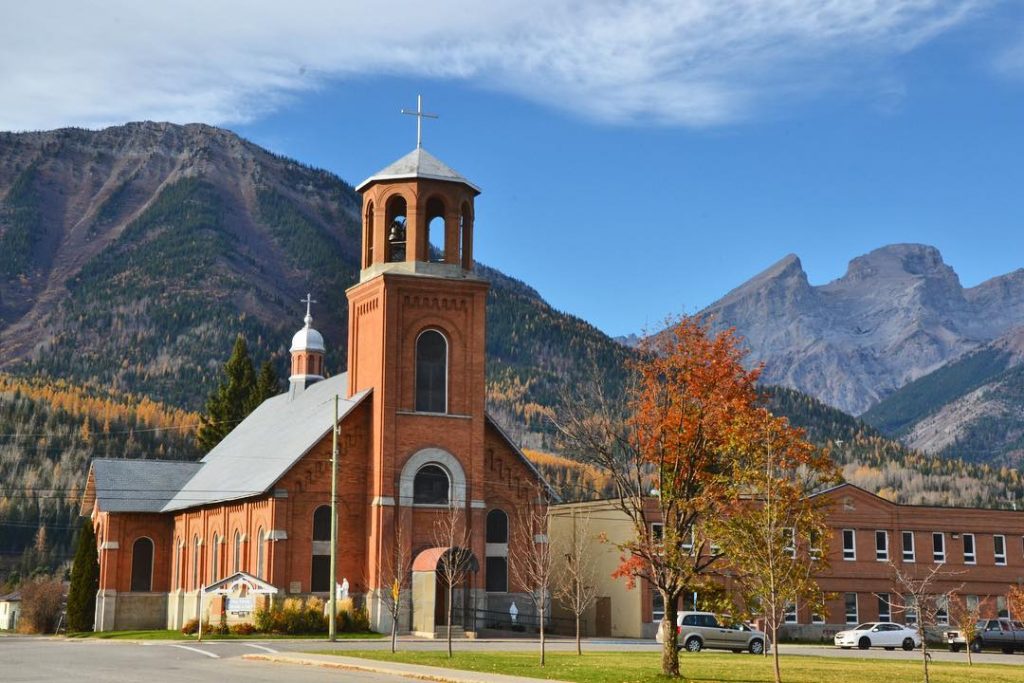 Blue skies, mountains and autumn leaves in Fernie, British Columbia in 2015. #ferniebc #smalltownlove&hellip;