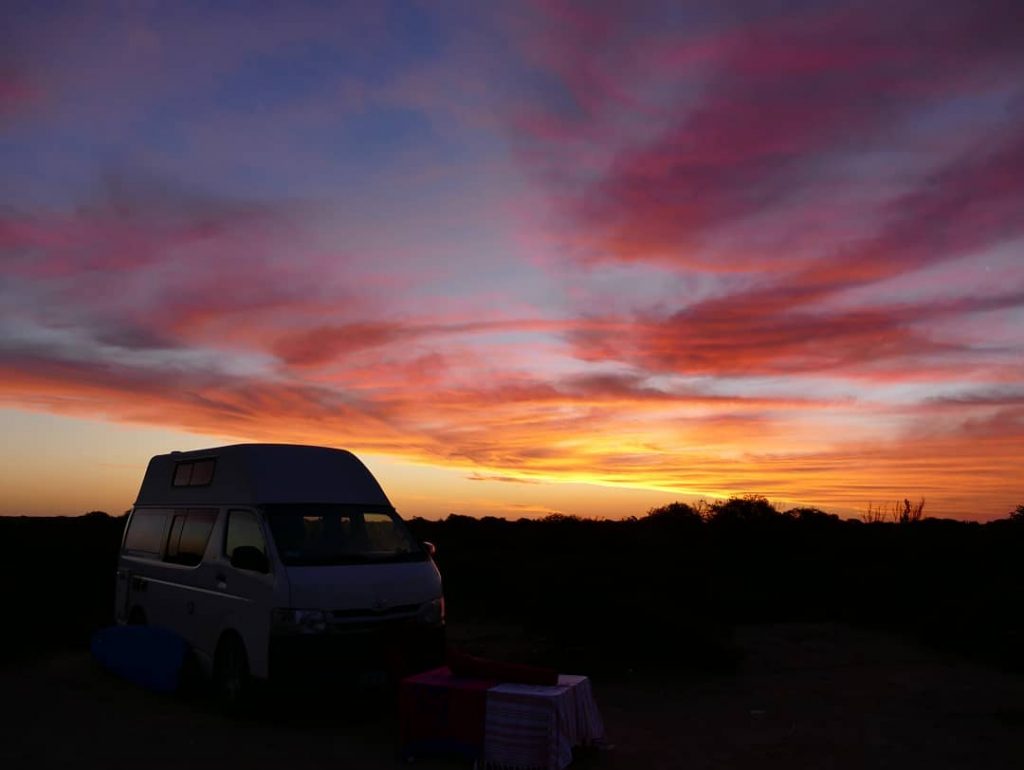 Breathtaking sunset #nullarborplain #inthemiddleofnowhere #roadtrip #sunset #nofilter #campervan #camperlife #australianbush #goodnight #sleepingunderstars #stars #redclouds&hellip;