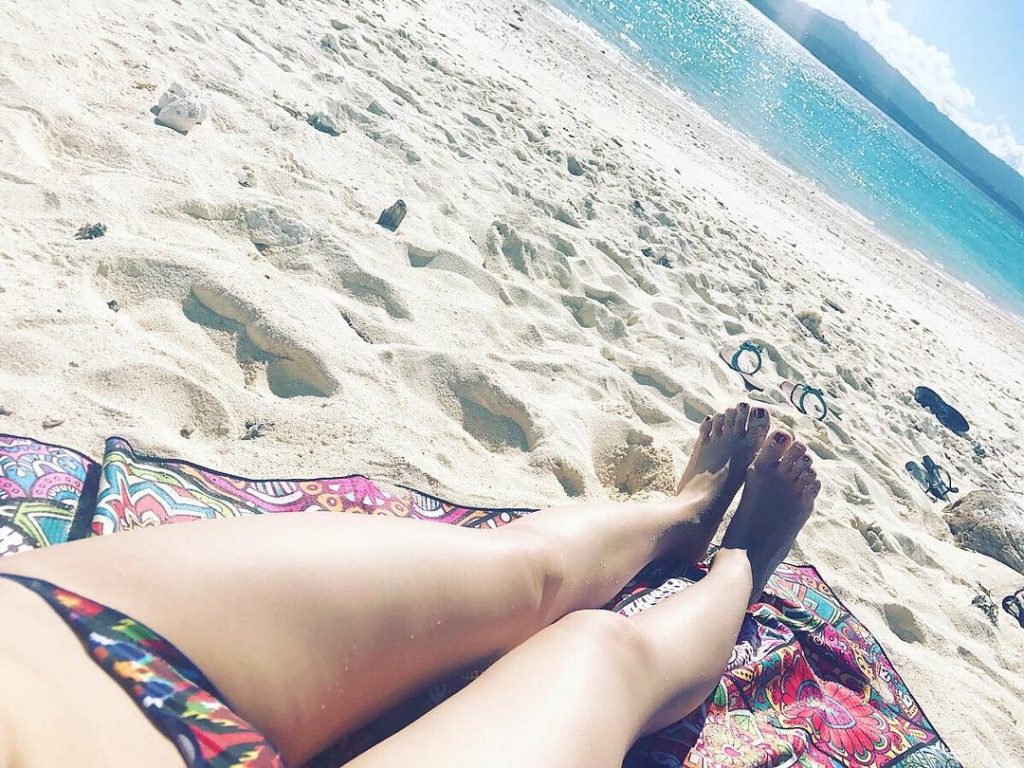 Relax with @tesalate . 一目惚れして輸入したビーチマット️可愛いだけじゃなくて、砂が付かない優れもの . . #tesalate #tesalatetowel #Minnajima #okinawa #beach #ocean #instatravel&hellip;