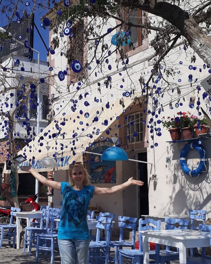 Cunda Adasında da nazar boncuklu ağaç var. Eee resim çekmeden olmaz tabiî Gitgide yaygınlaşıyor&hellip;