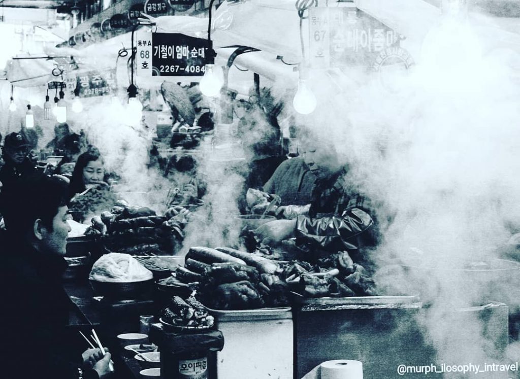 A morning market at Seoul, South Korea. Can you feel temperature? I tell you…