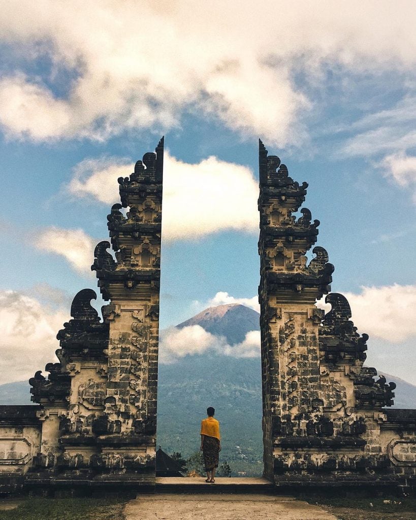 A las puertas del y con el majestuoso volcán Agung. ___________________________________ #lempuyang #bali #indonesia…