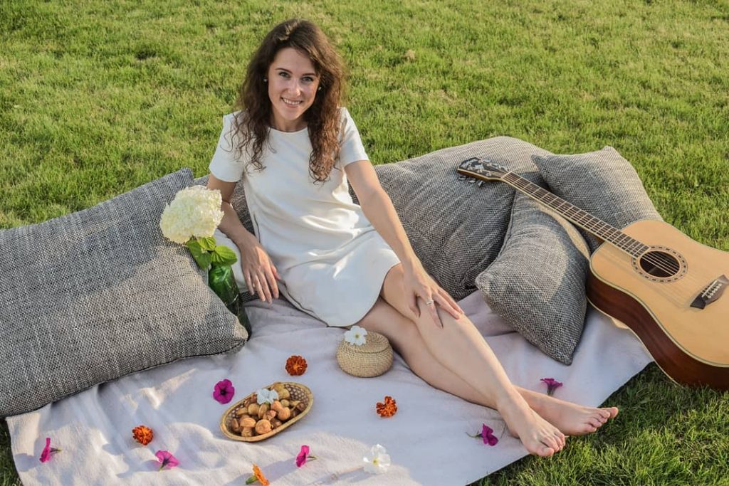 Moment from my mom’s yard . . . . . #girl #picnic #freetime #home&hellip;