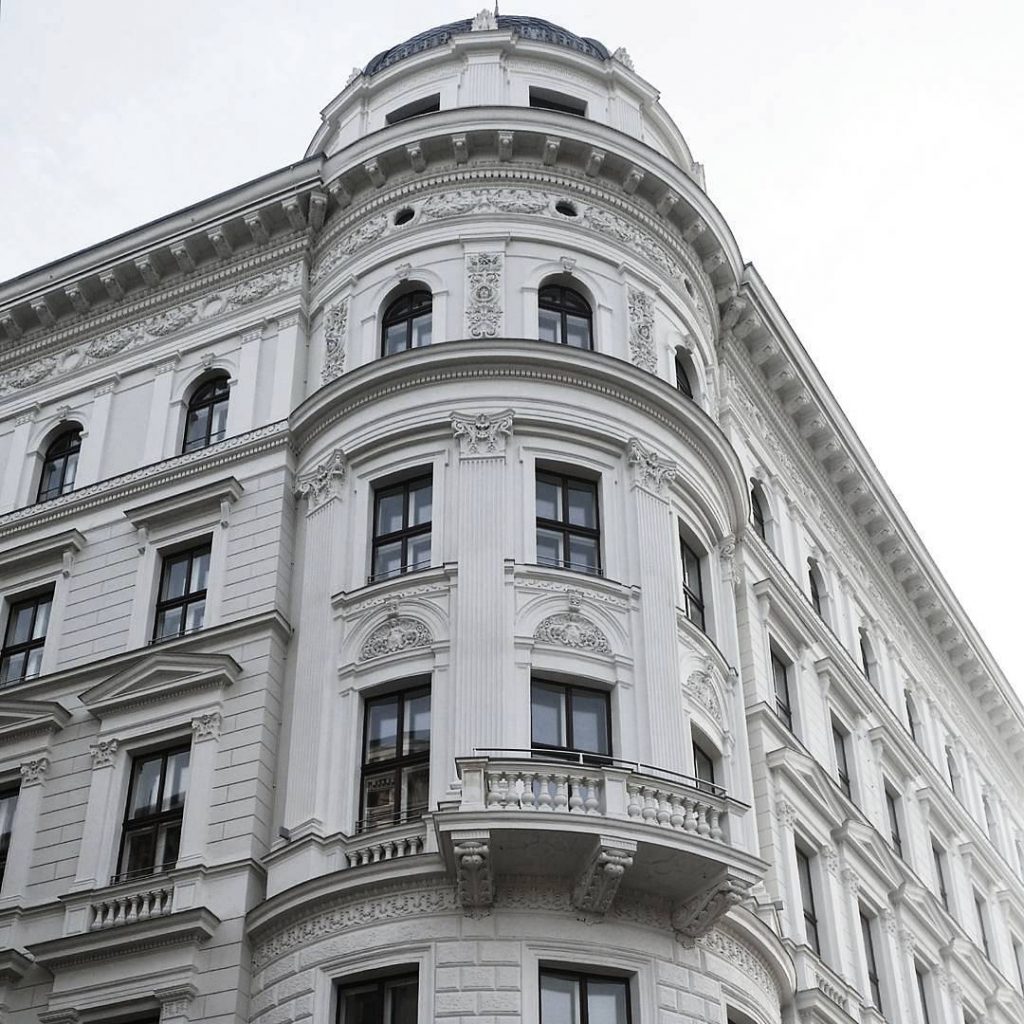 can’t get enough of these old buildings #viennese