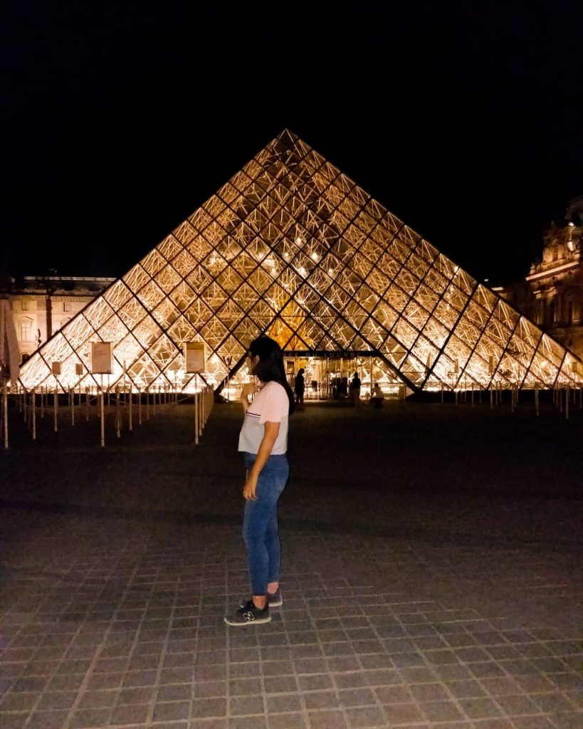 Louvre by night is one of the most romantic place to be . .&hellip;