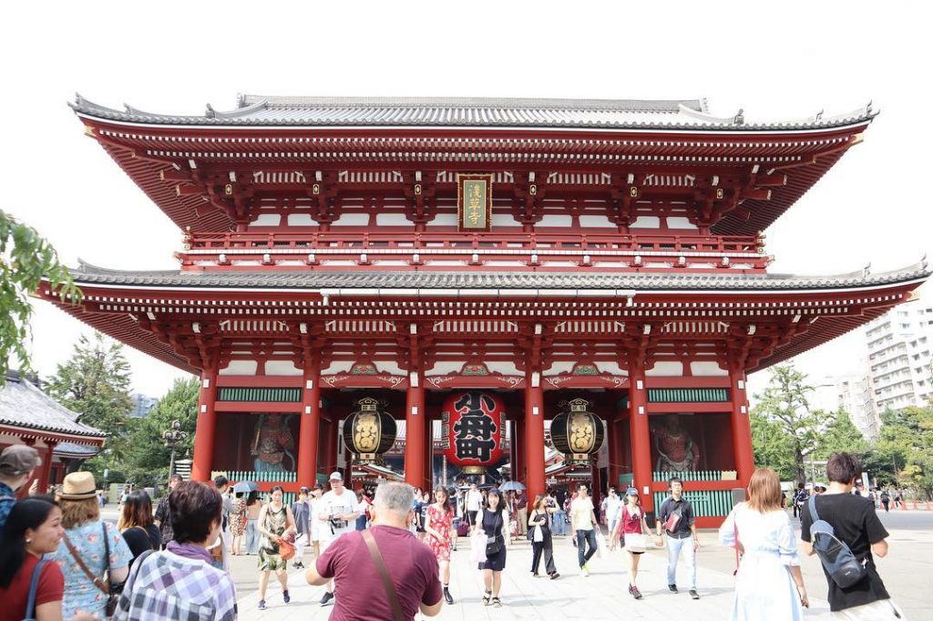 Earlier today at Senso-ji Temple. #travel #tokyo #japan #wanderlust #instapic #travelphotoblog #blog #temple #sensojitemple&hellip;