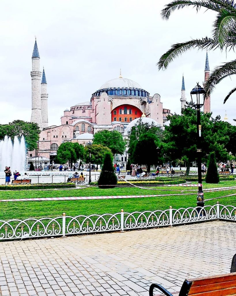 Basilique Sainte Sophie ou Hagia Sophia pour les turcs. Elle se trouve juste en&hellip;