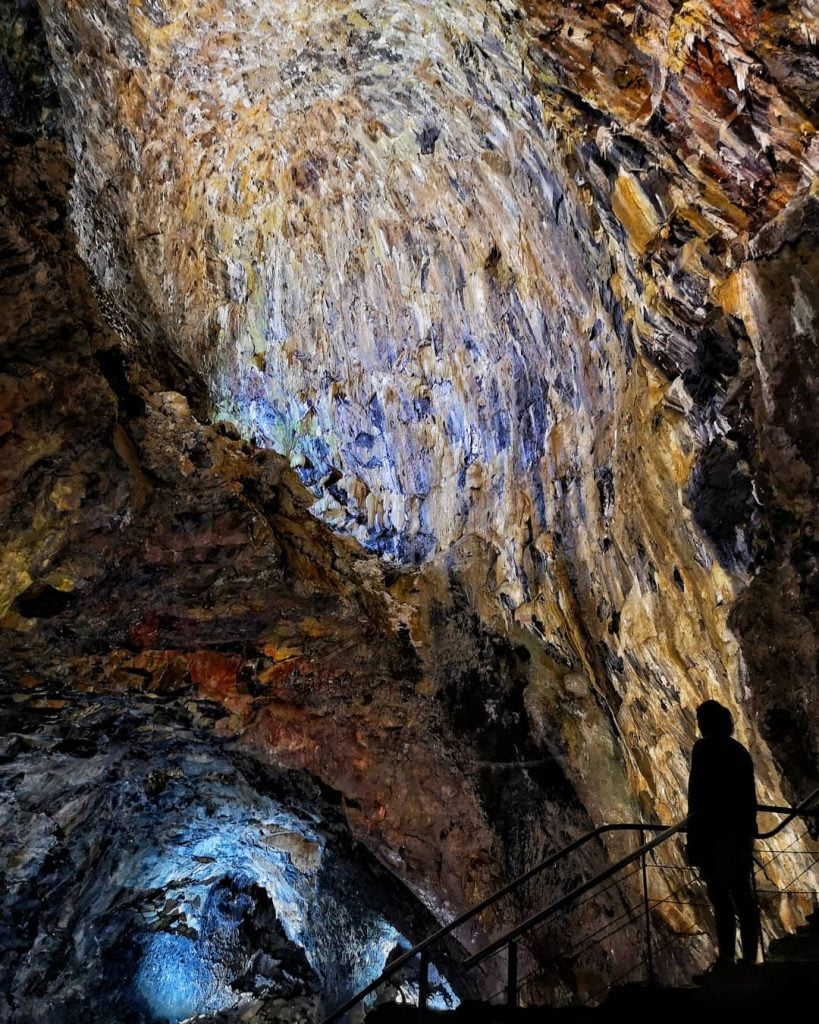UNDERGROUND TOUR Alvar do Carvão Discover several caves 100% natural and this amazing volcano…