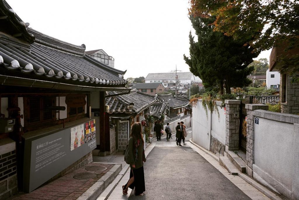Bukchon Hanok Village. . . . . . . . #seloul #korea #hanbok #bukchonhanokvillage&hellip;