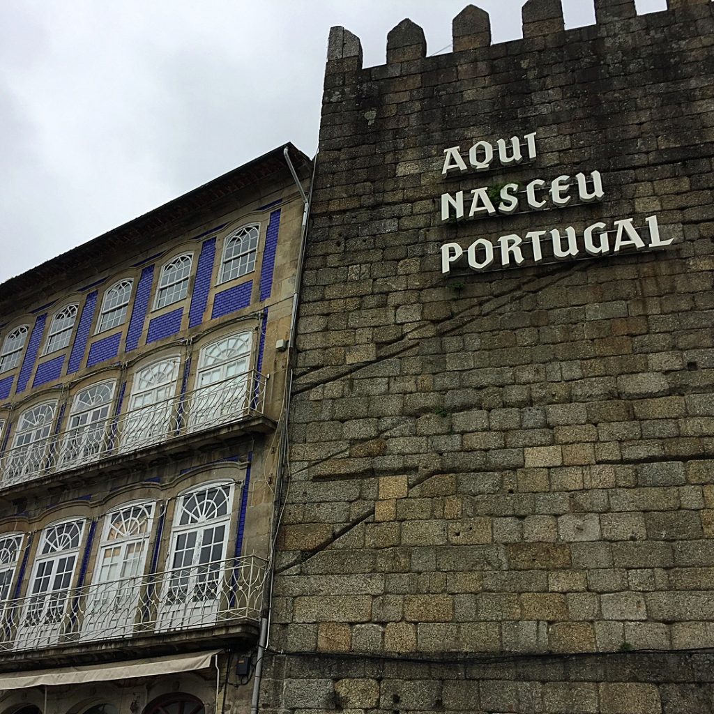 ???????? Guimarães dispõe de um impressionante centro histórico com uma arquitetura exclusiva cheio de&hellip;
