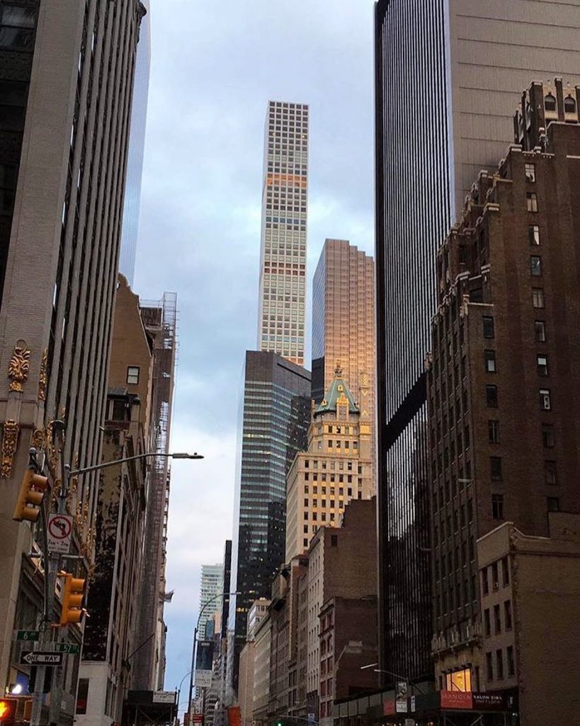 Because today is #skyscraperday #newyorkarea #worldesprittraveler #mytravelmood #iamtb #traveldreamseekers #discoverearth #femmetravel #iammissadventure #bnesimppl