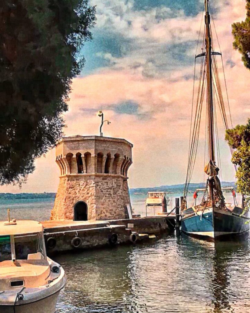 Colors of the sunset on Garda lake #iamtb #travelstagram__ #bnesimppl #inviaggioconilcappello #instatravel #travelmemories #lifeofexploring&hellip;