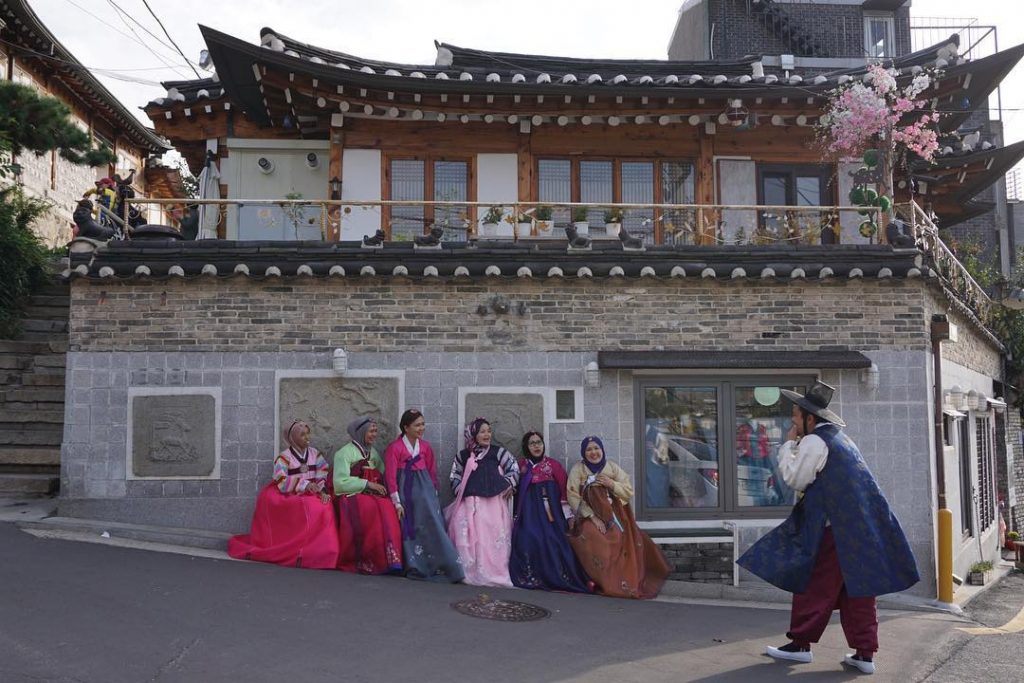 Seoul vibes. Bukchon Hanok Village. . . . . . . . #seloul #korea&hellip;