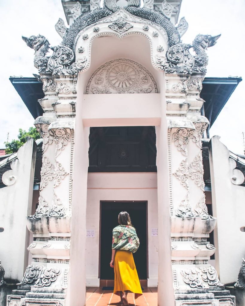 Taparse los hombros y las piernas, descalzarse. El ritual para entrar en todos los&hellip;