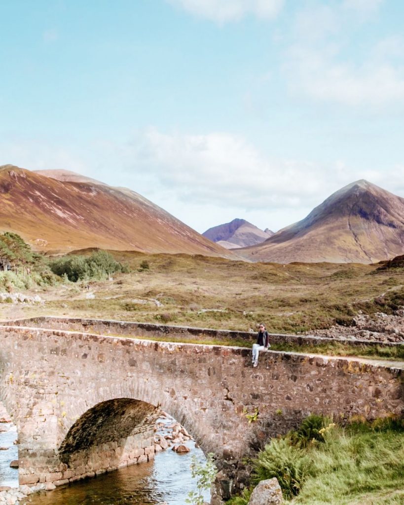 Skye Old Bridge ⠀⠀⠀⠀⠀⠀⠀⠀⠀ .⠀⠀⠀⠀⠀⠀⠀⠀⠀ A l’est de l’île, le fameux pont en pierres,&hellip;