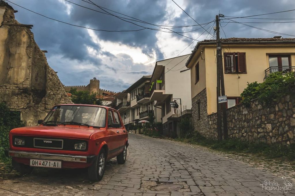 The streets of authentic Ohrid at nightfall. These skewed houses an oldtimer cars&hellip;