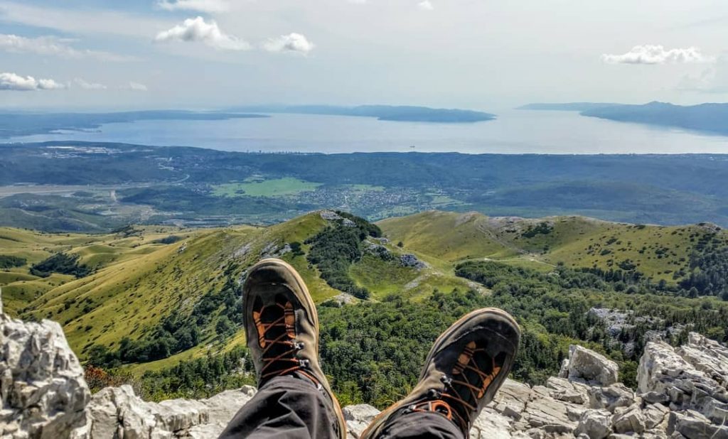 Here we go again! Easy peasie with a #breathtaking #beautiful #view #hiking #hikingculture #hikingtrail…
