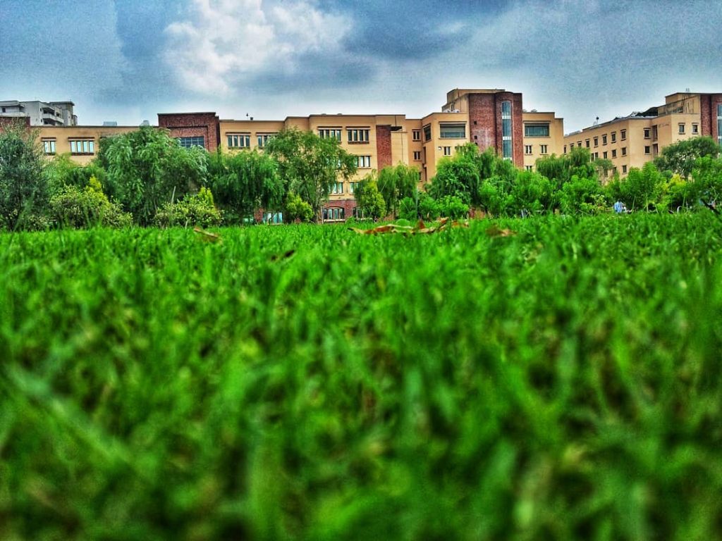 ایسے خوبصورت موسم میں کلاس لینے ظلم ہے