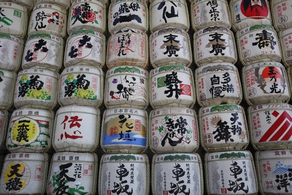 Barrels of sake wrapped in straw. #travel #tokyo #japan #meijishrine #meijijingushrine #shrine #shibuya #barrels&hellip;