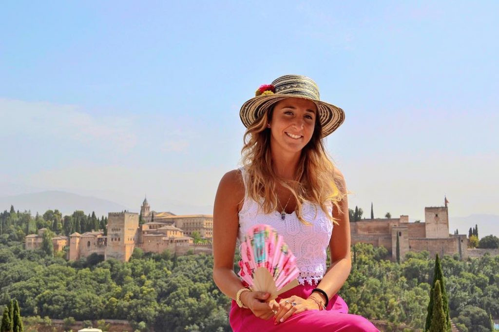 Bajo el sol de Granada, a 39 grados ️ La vista a la Alhambra&hellip;