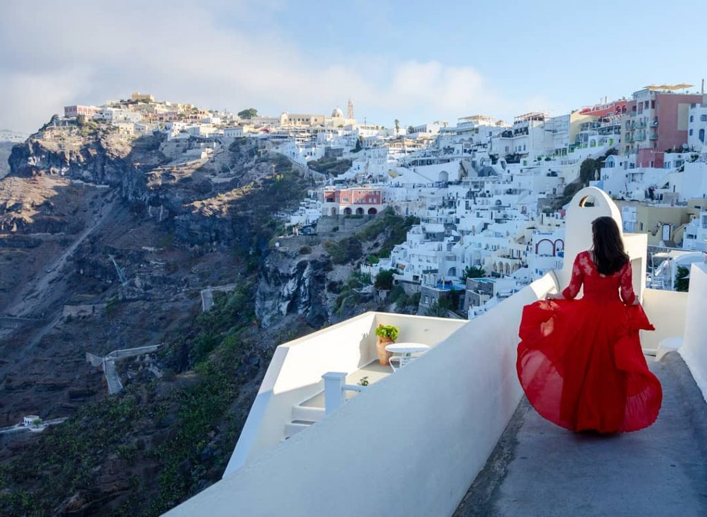 Streets of Santorini ???????? Photo: @krzy_kszy #santorini #bestview #love #married #couplegoal #instagreece #honeymoon #bnesimppl&hellip;