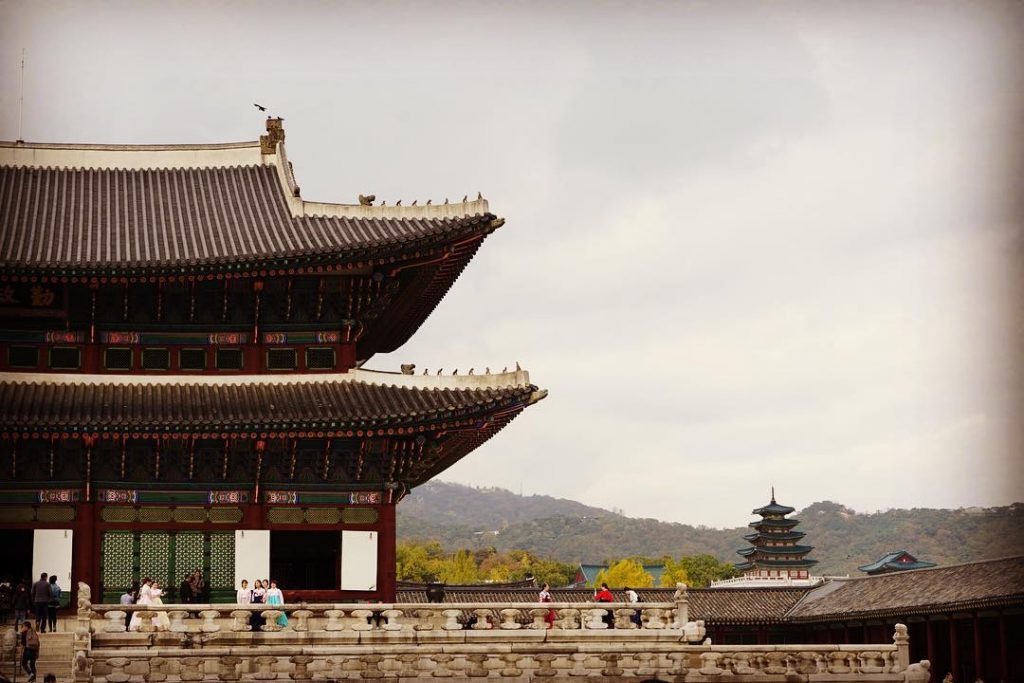 Gyeongbokgung Palace . . . . . #seloul #korea #hanbok #gyeongbokgung #nomadlife #trip #travel&hellip;