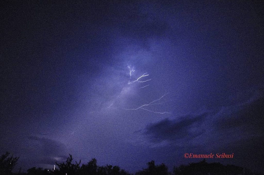 #rome #storm #bynight #wonderful #power #lightingbolt #thunder #thunderstorm #fulmini #chemeraviglia #temporale #passione #nosleeping #photooftheday…