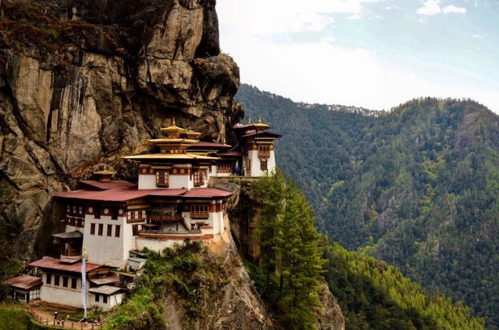 Historia del Monasterio del Nido del Tigre/Paro Taktsang: Según la leyenda, Padmasambava aterrizó en…