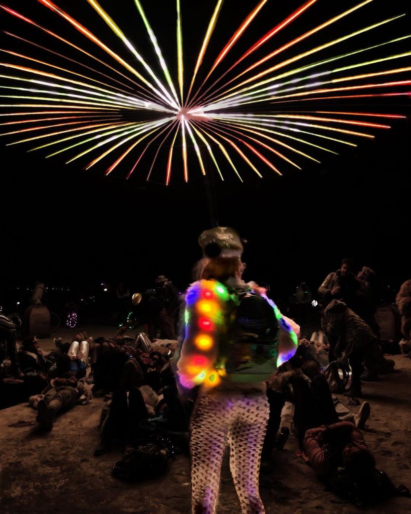 De Noche las instalaciones en Burning Man crean un juego de luces increíble. Ésta…