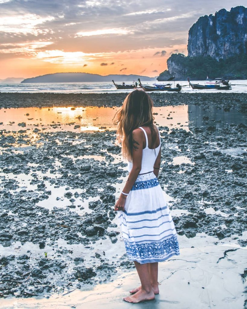 Esa puesta de #thailand #railaybeach #girlaroundworld #summervibes #acolorstory #hellosunshine #softcolors #sealife #colorful #slowlife #mood&hellip;