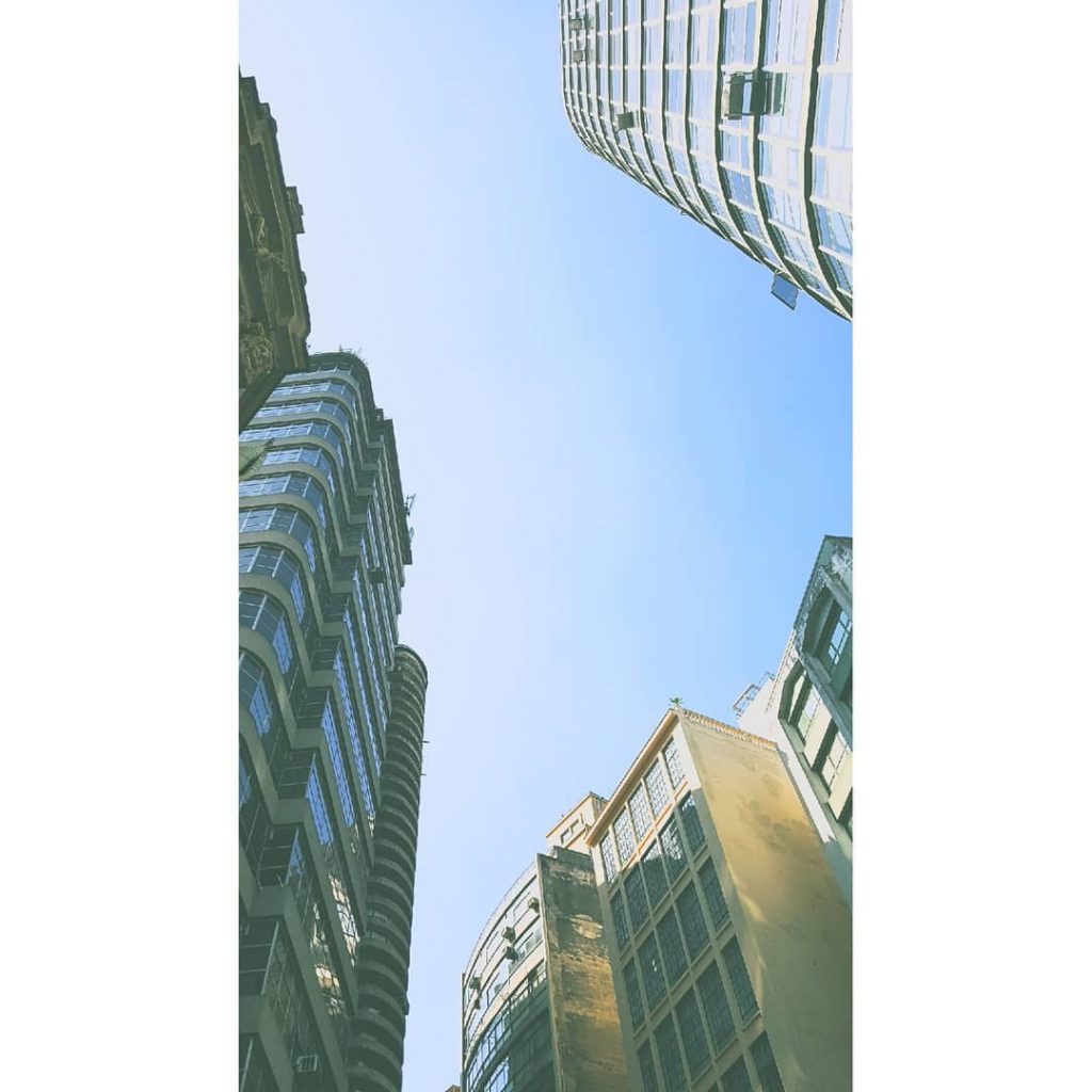 Eu sei que vivo em louca utopia Mas tudo vai cair na realidade Pois…