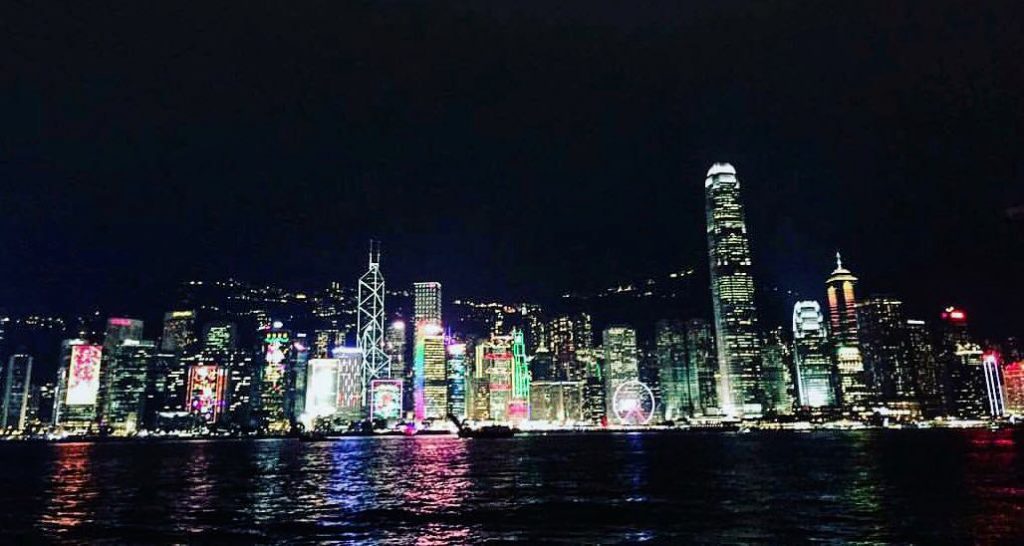 Victoria Harbour es deslumbrante por sí sola pero con una sinfonía de luces, ¡es…
