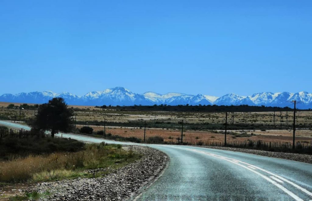 Driving through the Little Karoo on the way to Oudtshoorn. The Swartberg mountain range…